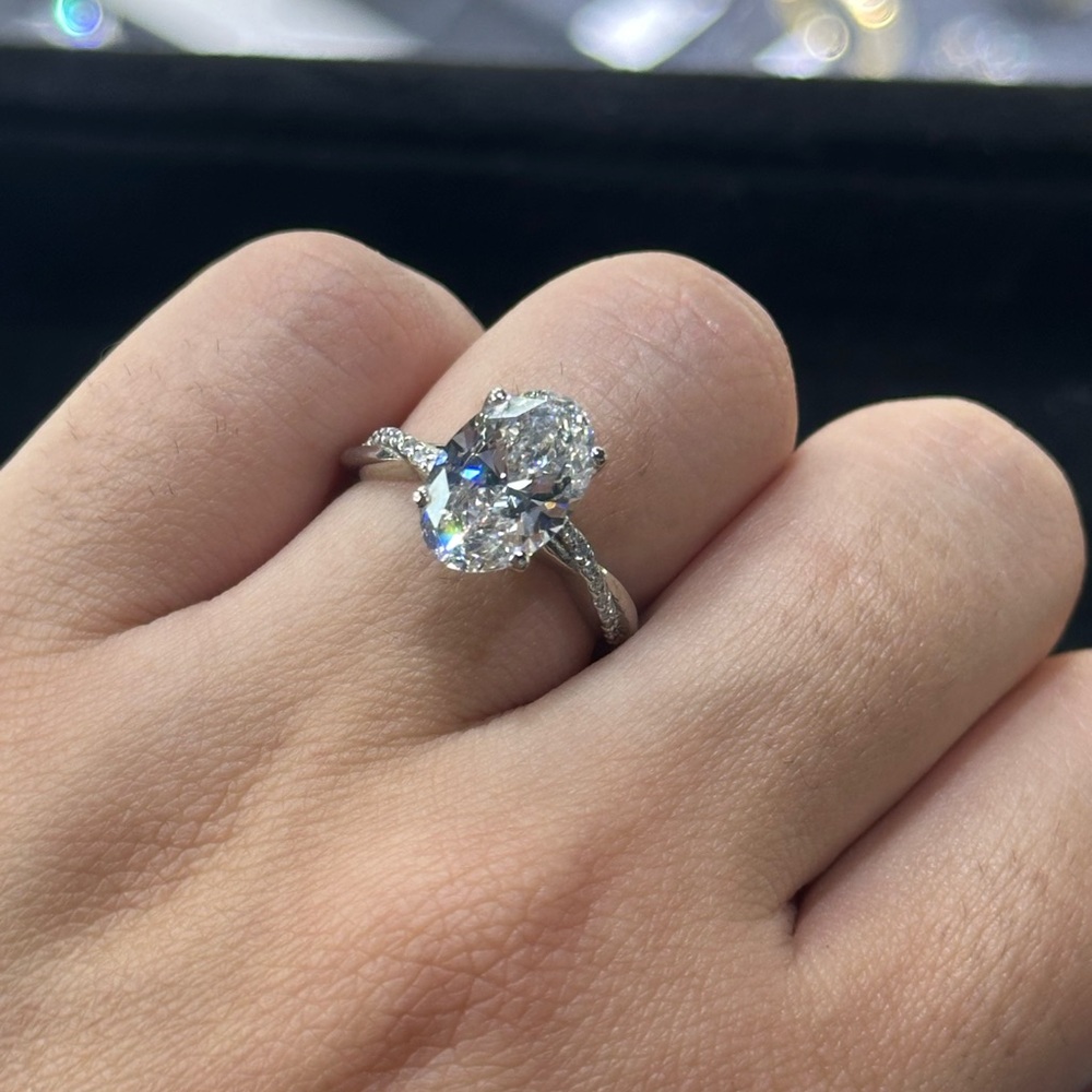 Elegant  White Gold Oval-Cut Ring